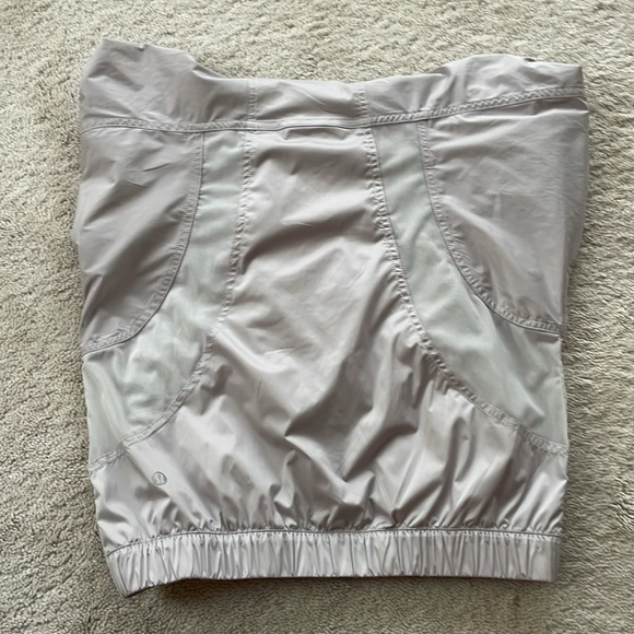 Great lululemon windbreaker in grey size 2. - Picture 4 of 4